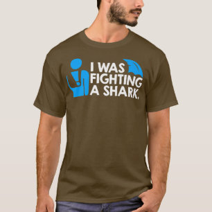 Camiseta Eu estava lutando um tubarão