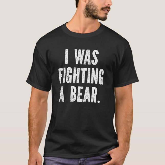 Camiseta Eu Estava Lutando Um Urso 1 (Frente)