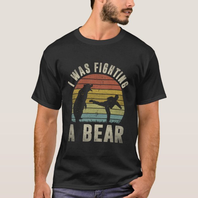 Camiseta Eu Estava Lutando Um Urso Após A Perna De Recupera (Frente)