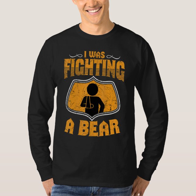 Camiseta Eu Estava Lutando Um Urso Retrorando Lesão De Braç (Frente)