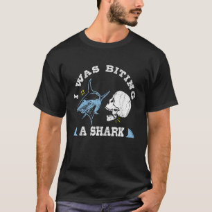 Camiseta Eu Estava Mordendo Um Tubarão Quebrado Para Fazer 