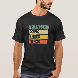 Camiseta Eu estou âmbar fazendo coisas âmbar estranhamente 