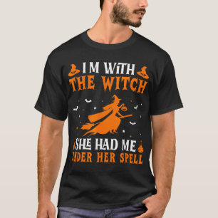Camiseta Eu Estou Com A Bruxa Que Ela Me Tem Sob Sua Ortogr