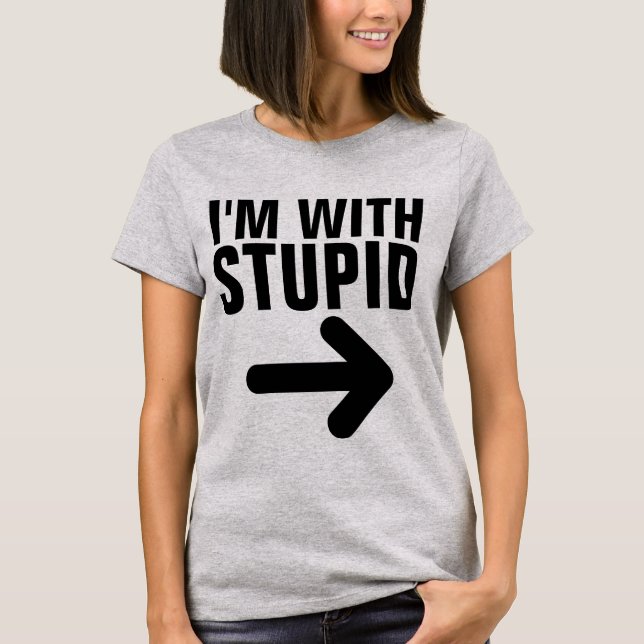 CAMISETA EU ESTOU COM CAMISEIRAS ESTÚPIDAS (Frente)
