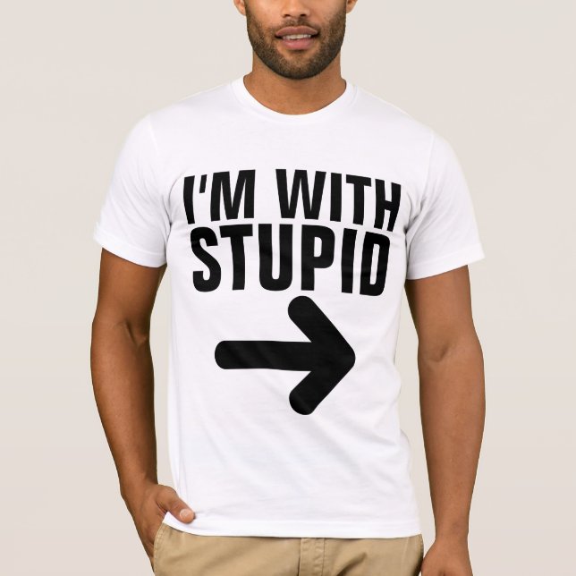 CAMISETA EU ESTOU COM CAMISEIRAS ESTÚPIDAS (Frente)