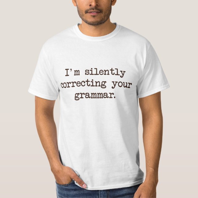 Camiseta Eu estou corrigindo silenciosamente sua gramática (Frente)