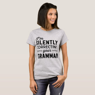 Camiseta Eu estou corrigindo silenciosamente sua gramática