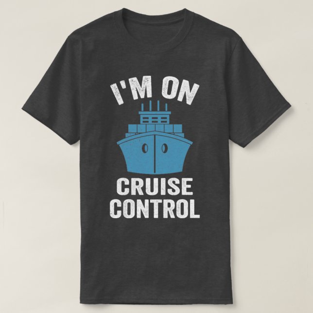 Camiseta Eu Estou No Barco De Controle De Cruzeiro Dizendo  (Frente do Design)