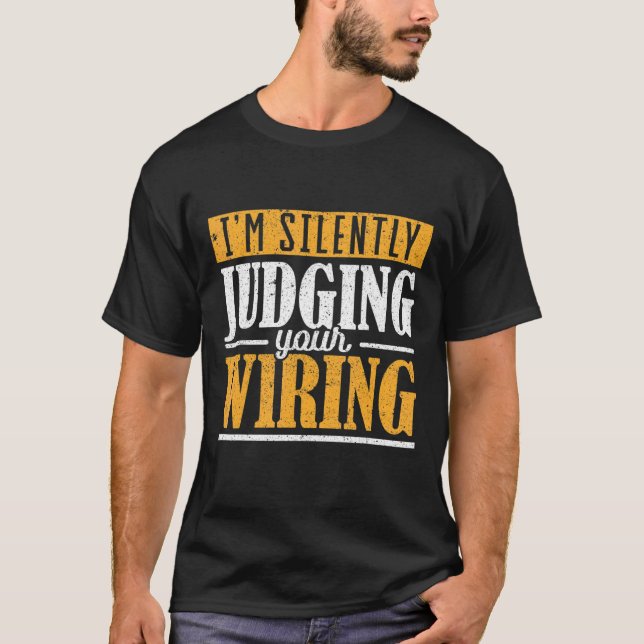 Camiseta Eu estou silenciosamente avaliando seu equipamento (Frente)
