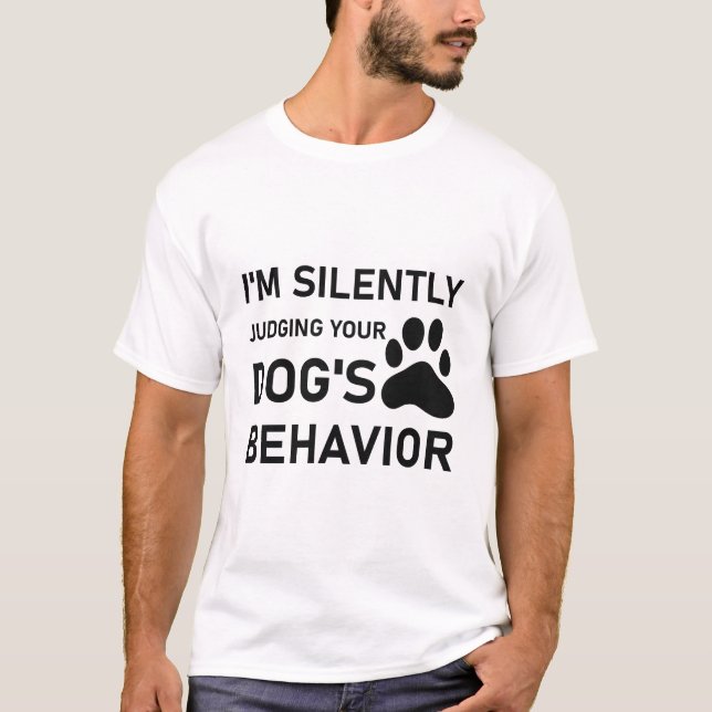 Camiseta Eu estou silenciosamente julgando o cão de comport (Frente)