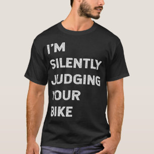 Camiseta Eu estou silenciosamente julgando seu ciclista eng