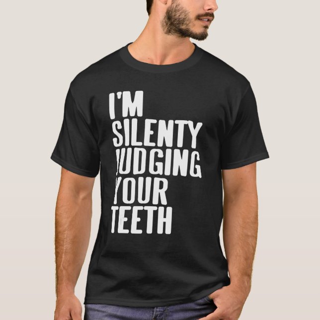 Camiseta Eu estou silenciosamente julgando seu dentista pre (Frente)