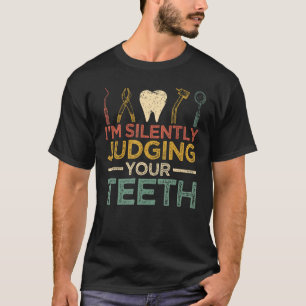 Camiseta Eu estou silenciosamente julgando seus dentes doid