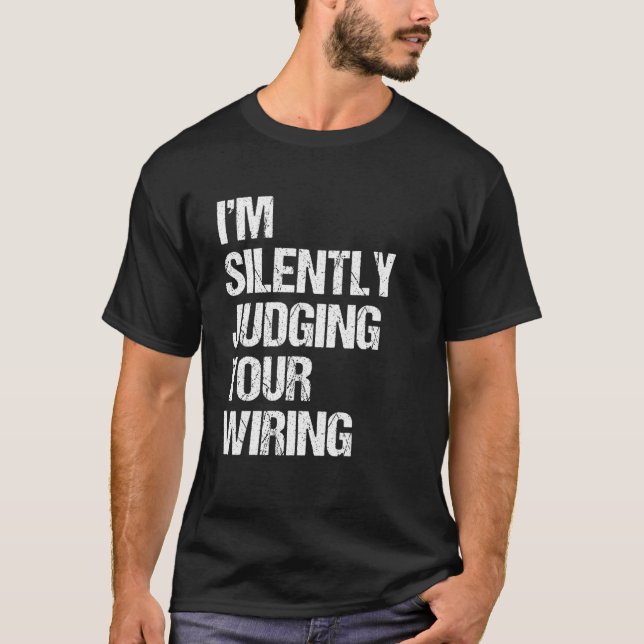 Camiseta Eu estou silenciosamente julgando sua conexão com  (Frente)