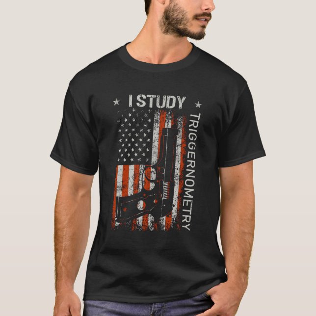 Camiseta Eu Estudo Arrumgernometria Arma Americana Bandeira (Frente)