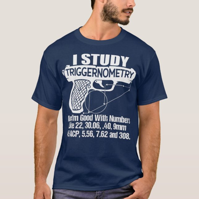 Camiseta Eu Estudo Boa Arrumação Com Arma Numerosa (Frente)