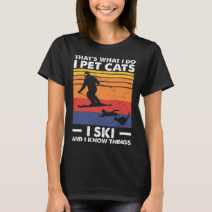 Camiseta Eu Faço Carinho em Gatos Eu Esquio E Eu Sei das Co