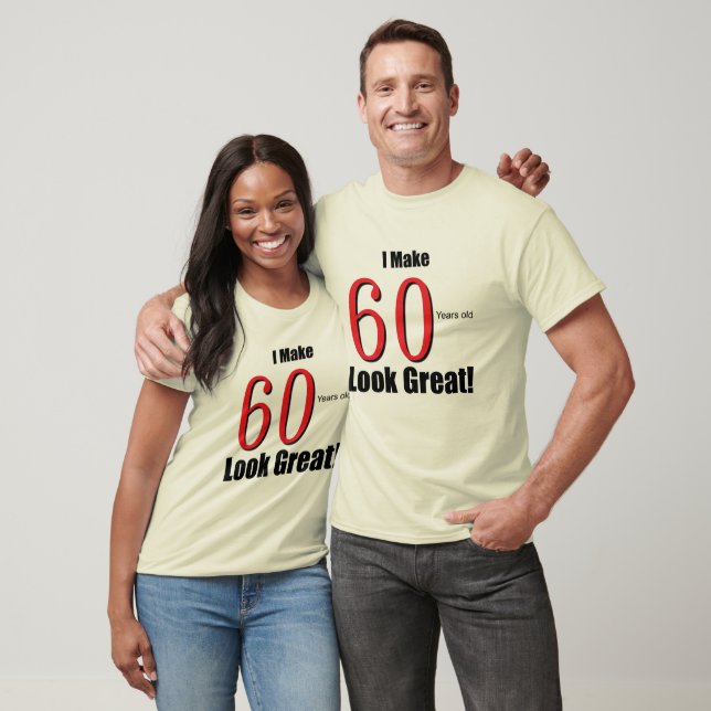 Camiseta Eu Faço Com Que 60 Anos Pareça Excelente! (Unissex)