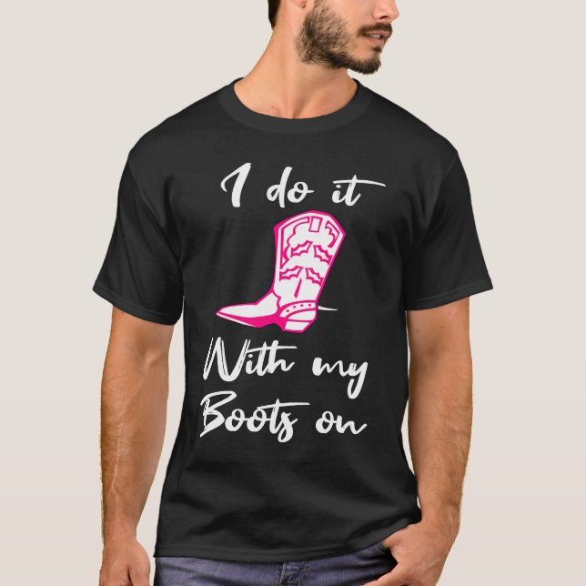 Camiseta Eu Faço Isso Com Minhas Botas Em Sugestivas Flirés (Frente)