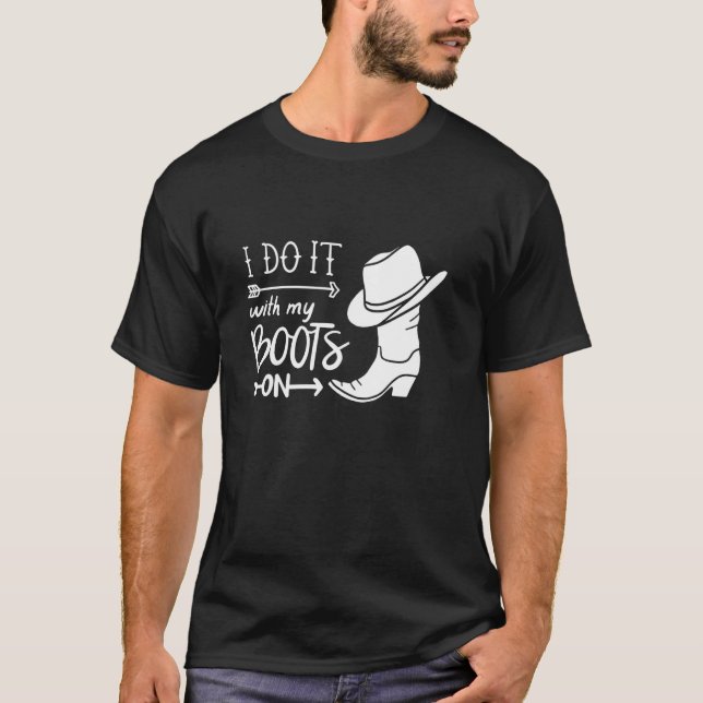 Camiseta Eu Faço Isso Com Minhas Botas Postas Piada Cowboy  (Frente)