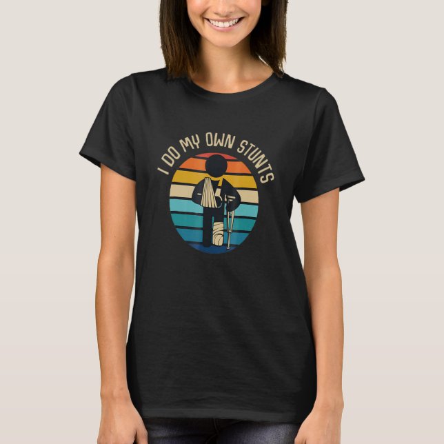 Camiseta Eu Faço Meus Próprios Estunts  Perna Osso Quebrado (Frente)