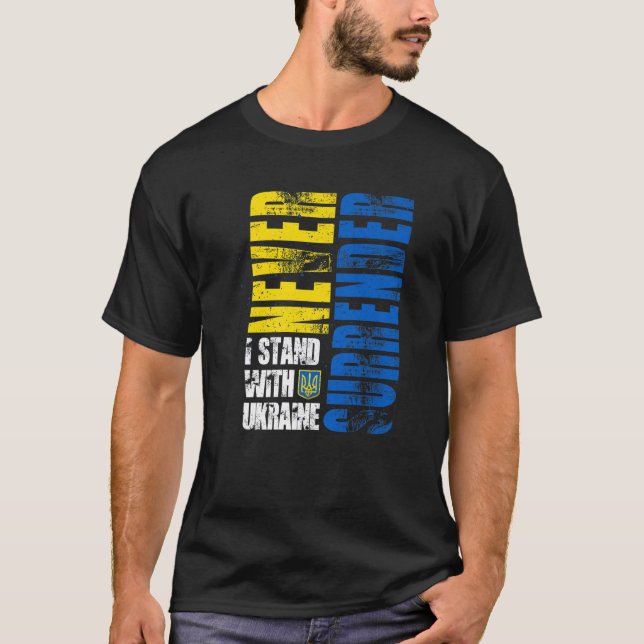 Camiseta Eu Fico Com A Ucrânia Nunca Me Renderei (Frente)