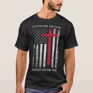 Camiseta Eu Fico De Pé Pela Bandeira E Me Curvo Pela Cruz F