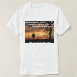 Camiseta Eu fico parado e observo o pôr do sol.