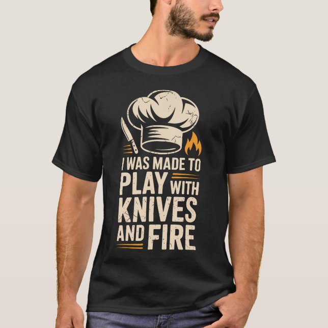Camiseta Eu Fui Feito Para Brincar Com Facas E (Frente)