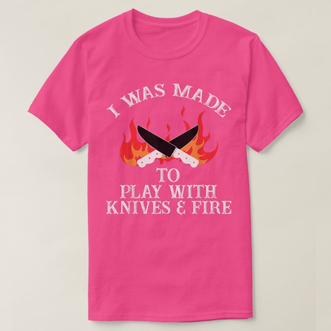 Camiseta Eu Fui Feito Para Brincar Com Facas E Disparar Coo (Frente do Design)