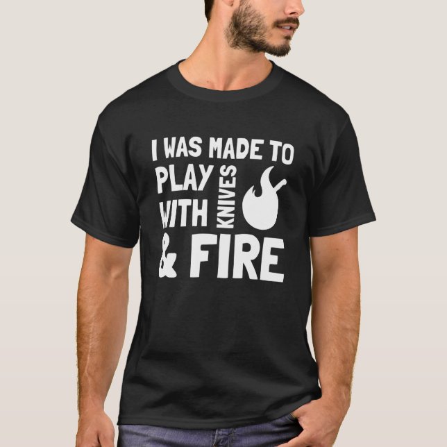 Camiseta Eu Fui Feito para Brincar com Facas e Fogo Cozinha (Frente)