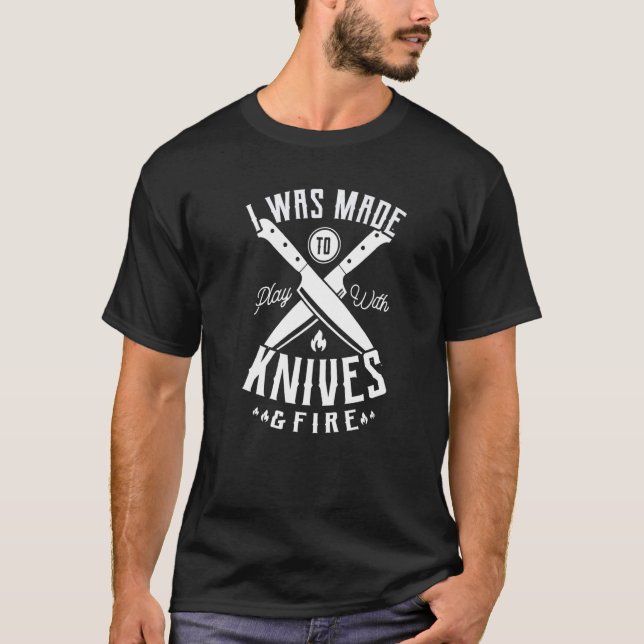 Camiseta Eu fui feito para brincar com facas e fogo para um (Frente)