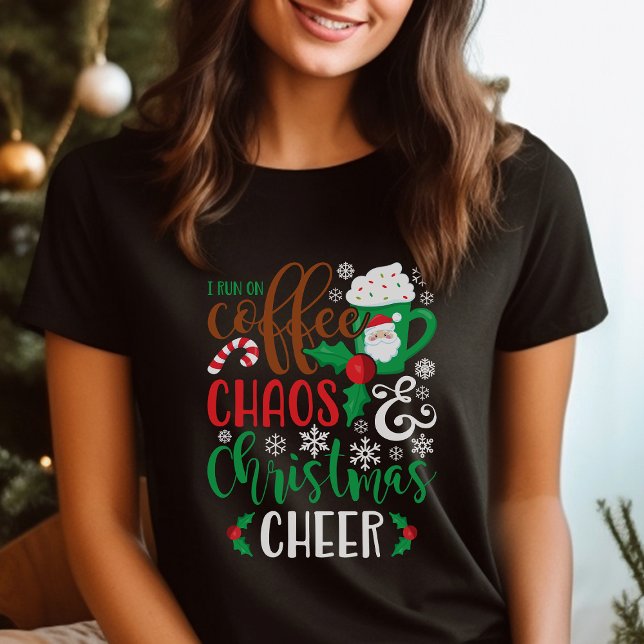 Camiseta Eu Funciono Com Café Caos e Alegria de Natal (Criador carregado)