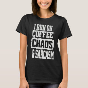 Camiseta Eu Funciono Com Café Caos & Sarcasmo romance humo