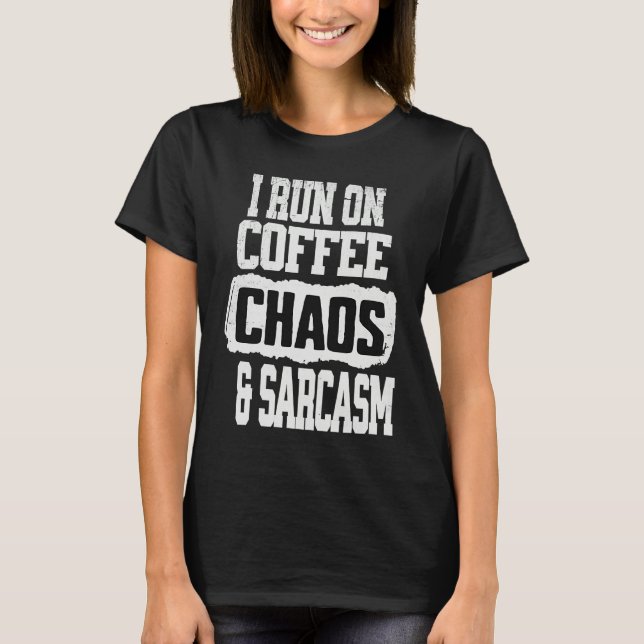 Camiseta Eu Funciono Com Café Caos & Sarcasmo  romance humo (Frente)
