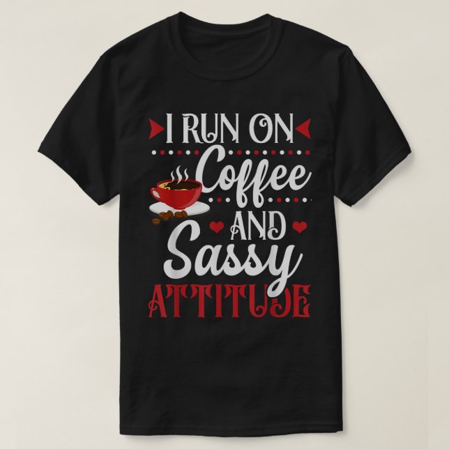 Camiseta Eu Funciono Com Café E Atitude Atrevida  (Frente do Design)