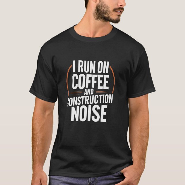 Camiseta Eu Funciono com Café e Barulho de Construção Engra (Frente)
