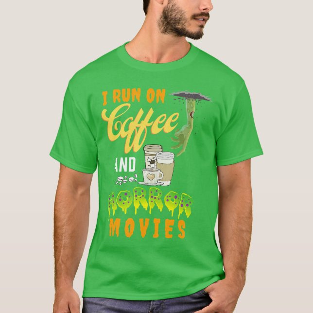 Camiseta Eu Funciono com Café e Filmes de Terror amiga garo (Frente)