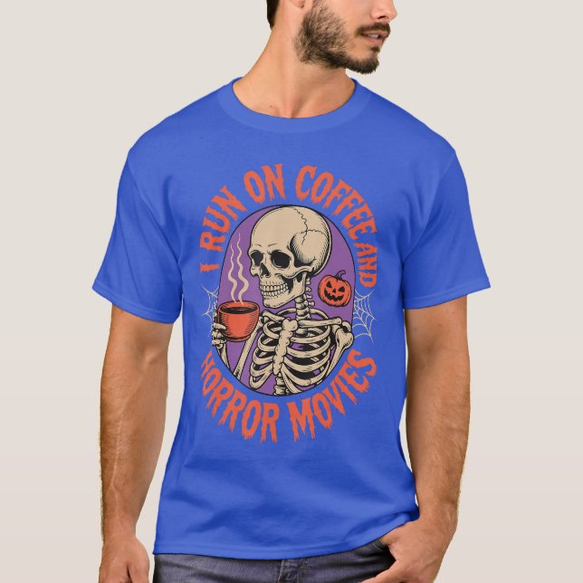 Camiseta Eu Funciono Com Café e Filmes de Terror amigo engr (Frente)