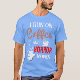 Camiseta Eu Funciono com Café e Filmes de Terror Assustador