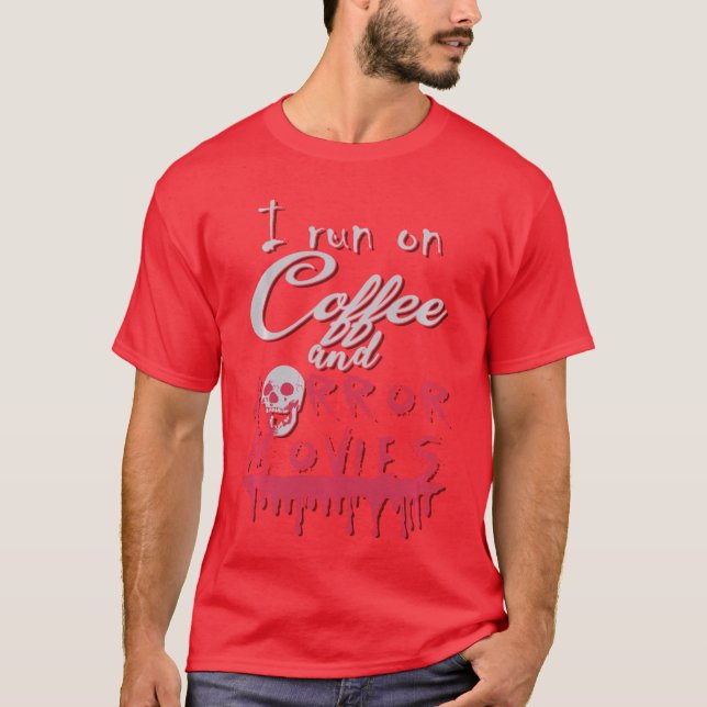 Camiseta Eu Funciono Com Café E Filmes De Terror Fã De Film (Frente)