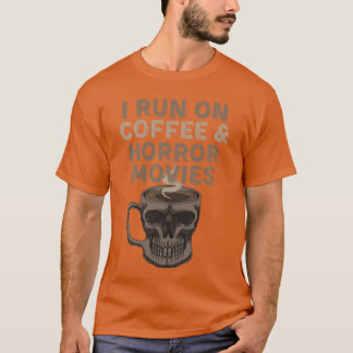 Camiseta Eu funciono com café e filmes de terror fantasia d