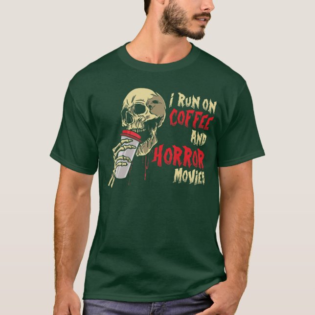 Camiseta Eu Funciono Com Café E Filmes De Terror retro famí (Frente)