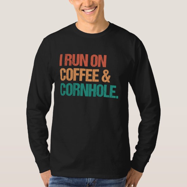 Camiseta Eu Funciono Com Café e Sacos de Cornhole (Frente)
