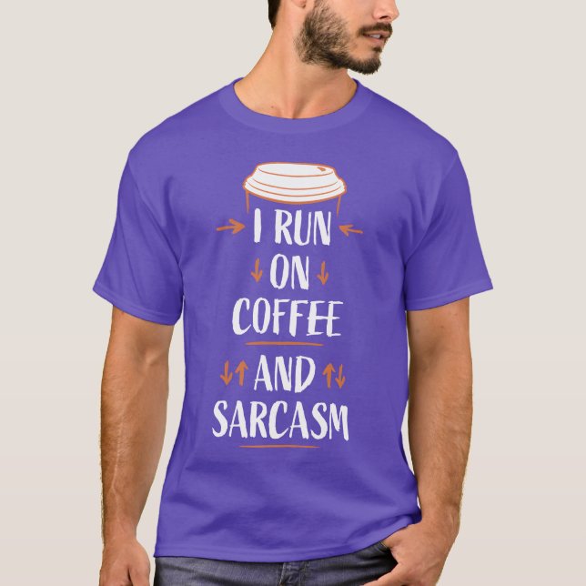 Camiseta Eu Funciono Com Café E Sarcasmo Engraçado Humor Sa (Frente)
