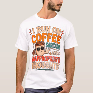 Camiseta Eu Funciono com Café, Sarcasmo e Pensamentos Inapr