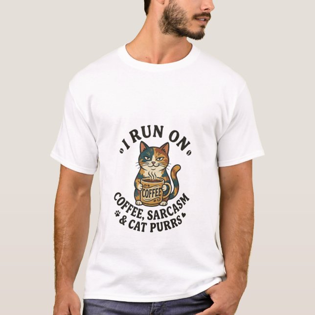 Camiseta Eu Funciono Com Café Sarcasmo & Ronronares De Gato (Frente)