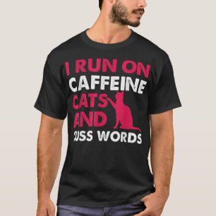 Camiseta Eu Funciono Com Cafeína Gatos E Palavrões  Amor Pe