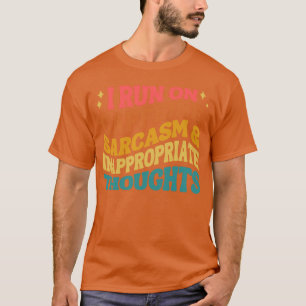 Camiseta Eu Funciono Com Cafeína Sarcasmo E Pensamentos Ina