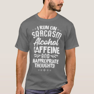 Camiseta Eu Funciono com Sarcasmo Álcool Cafeína Pensamento